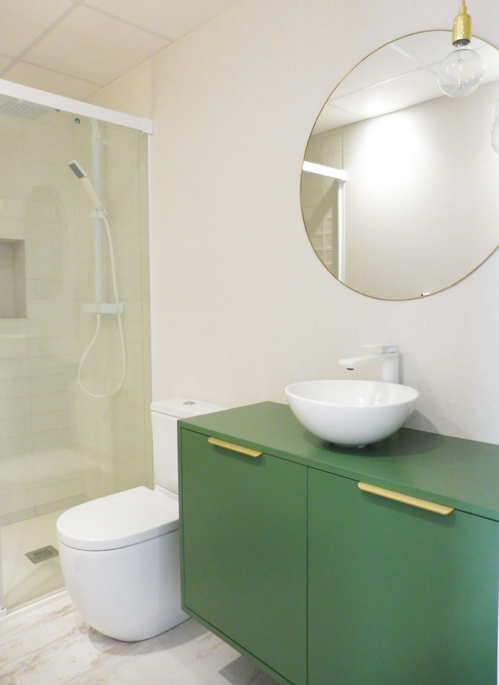 Foto på ett mellanstort funkis grön toalett, med beige kakel, beige väggar, klinkergolv i porslin, ett fristående handfat och beiget golv