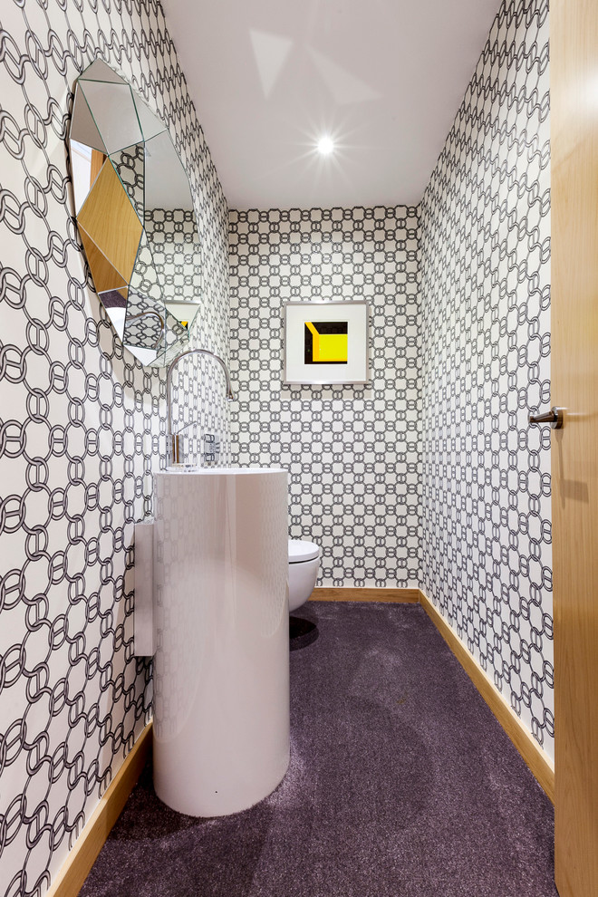 Idéer för ett litet modernt toalett, med en vägghängd toalettstol, flerfärgade väggar och ett piedestal handfat