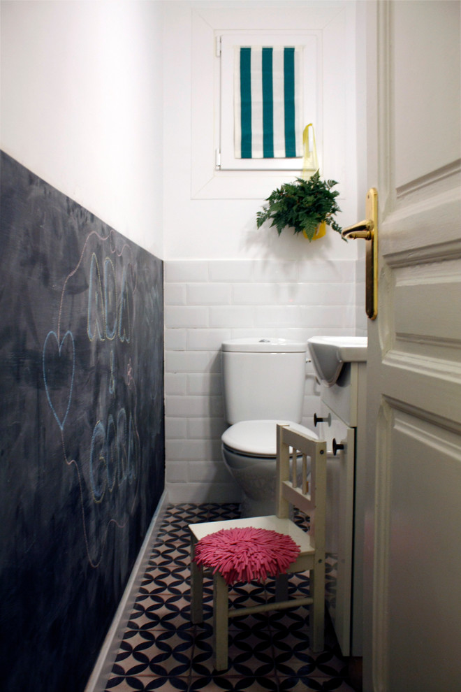 Стильный дизайн: маленький туалет в стиле неоклассика (современная классика) с плоскими фасадами, белыми фасадами, раздельным унитазом, керамической плиткой, белыми стенами, полом из керамической плитки и настольной раковиной для на участке и в саду - последний тренд