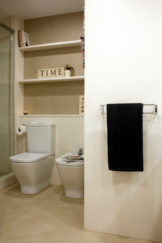 Diseño de aseo clásico renovado pequeño con bidé y lavabo bajoencimera
