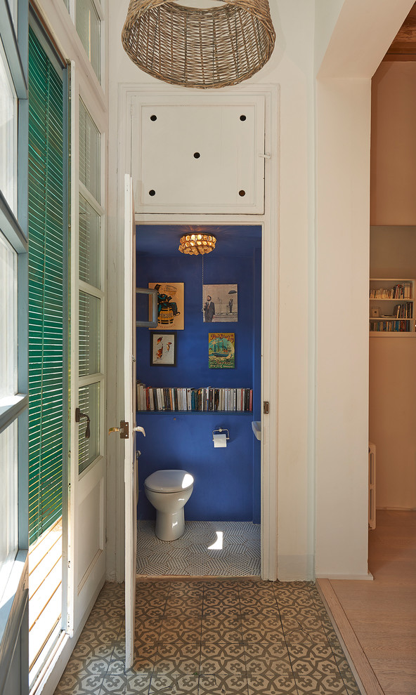Diseño de aseo contemporáneo pequeño con armarios abiertos, sanitario de una pieza y paredes azules