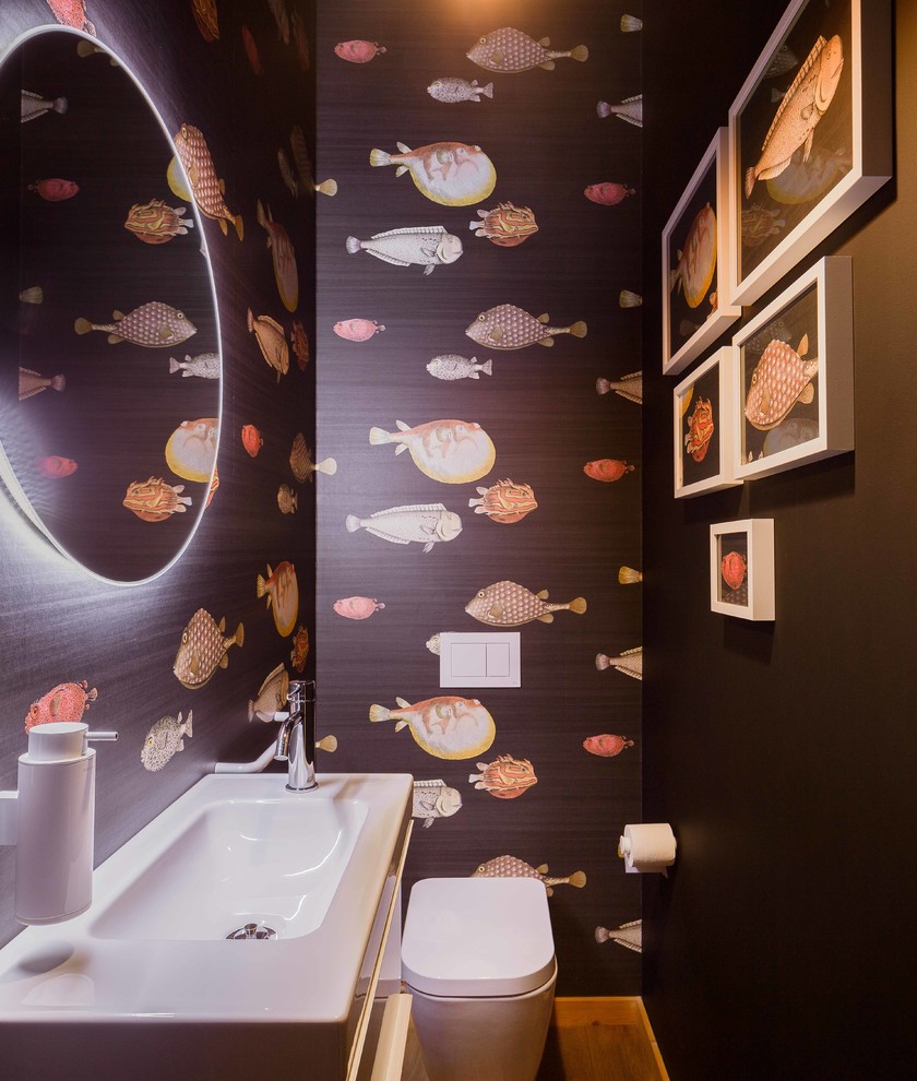 Kleine Industrial Gästetoilette mit verzierten Schränken, weißen Schränken, schwarzer Wandfarbe und integriertem Waschbecken in Valencia