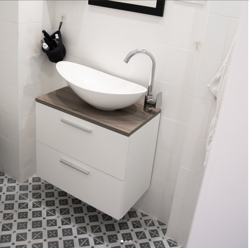 アリカンテにある北欧スタイルのおしゃれなトイレ・洗面所の写真