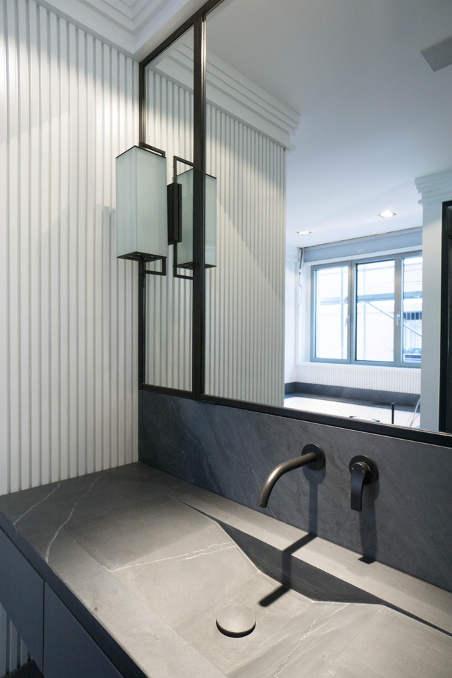 Kleine Moderne Gästetoilette mit integriertem Waschbecken in Madrid