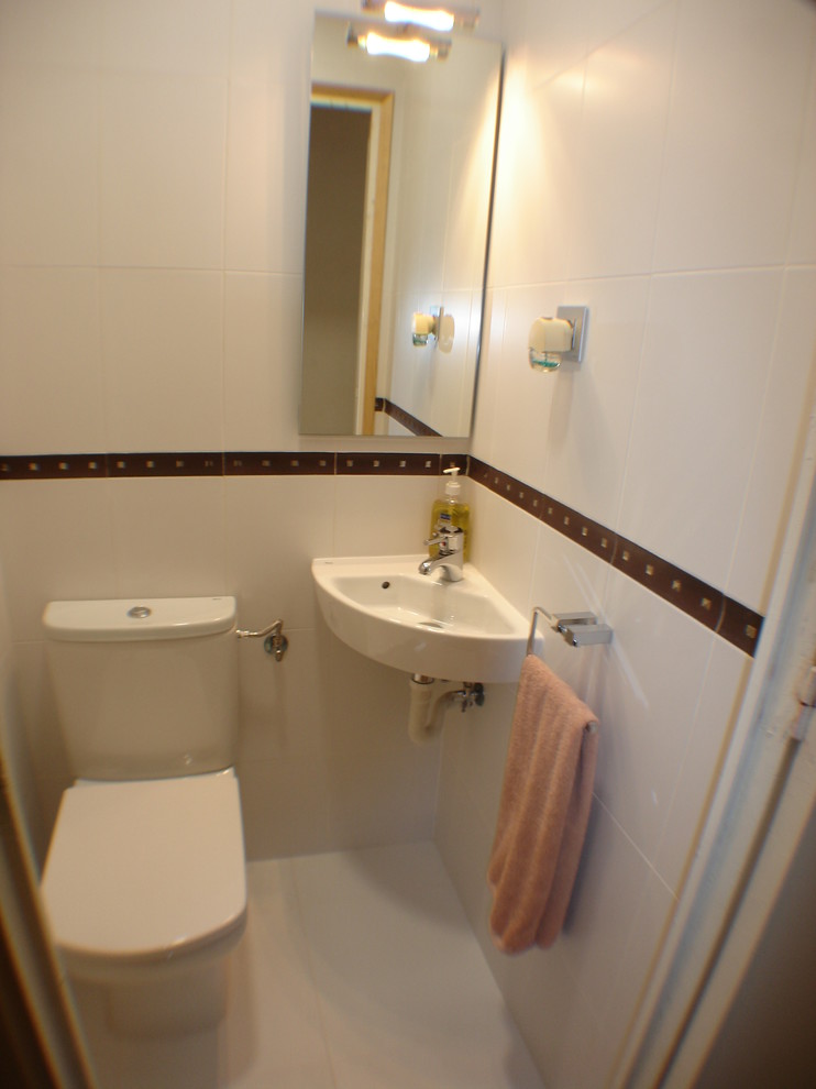Idéer för ett litet klassiskt toalett, med en toalettstol med separat cisternkåpa och ett väggmonterat handfat
