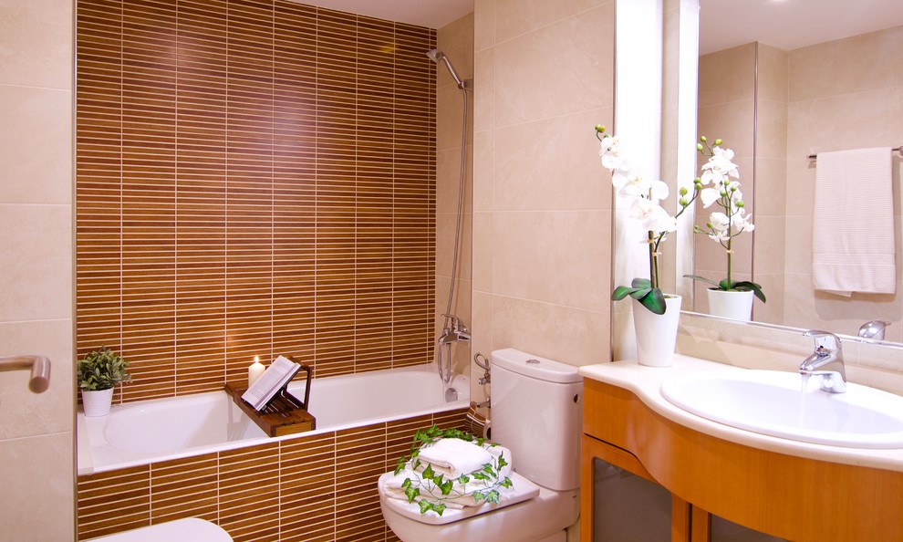 Immagine di una stanza da bagno moderna di medie dimensioni