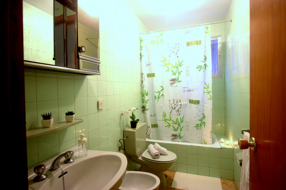 Idee per un piccolo bagno di servizio classico con WC a due pezzi, piastrelle verdi, piastrelle in ceramica, pareti verdi, pavimento con piastrelle in ceramica, lavabo a colonna e pavimento arancione
