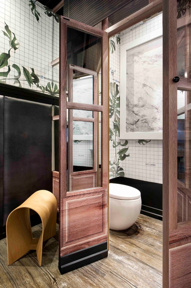 Ispirazione per un piccolo bagno di servizio tropicale con WC monopezzo, pareti multicolore, pavimento in legno massello medio e lavabo a colonna