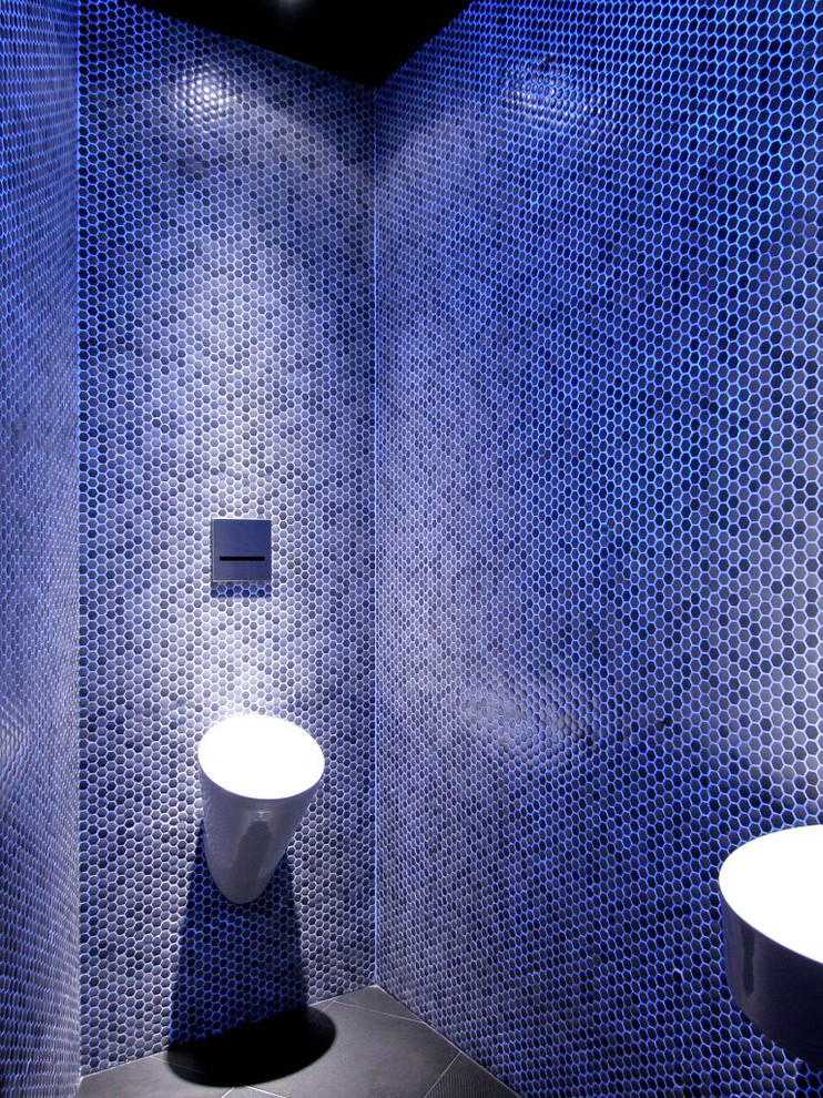 Idee per un bagno di servizio design di medie dimensioni con orinatoio, pareti blu e lavabo sospeso