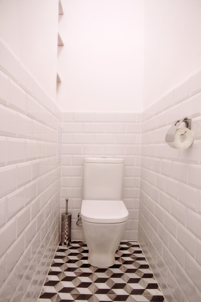 Aménagement d'un petit WC et toilettes contemporain avec WC à poser, un carrelage noir et blanc, des carreaux de céramique, un mur blanc et un sol en carrelage de céramique.