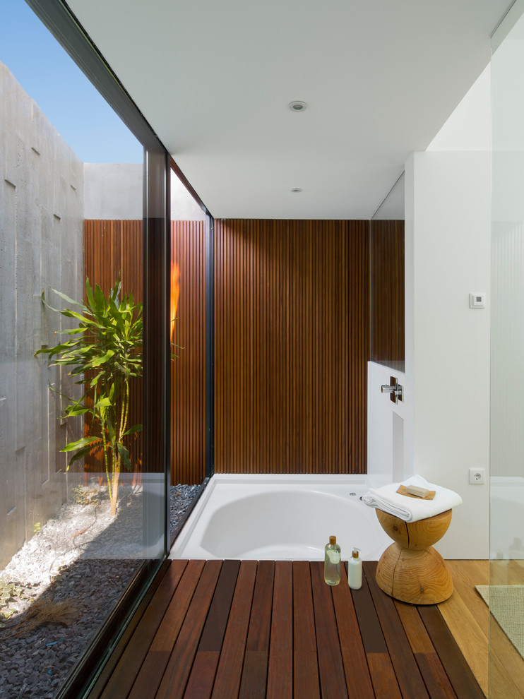 Foto di un bagno di servizio minimal con ante lisce, ante in legno scuro, pareti grigie, pavimento in legno massello medio, pavimento marrone e top beige