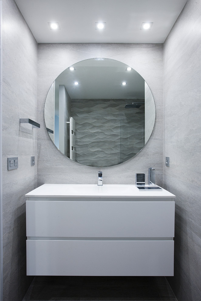Mittelgroße Moderne Gästetoilette mit flächenbündigen Schrankfronten, weißen Schränken, Toilette mit Aufsatzspülkasten und Wandwaschbecken in Sonstige