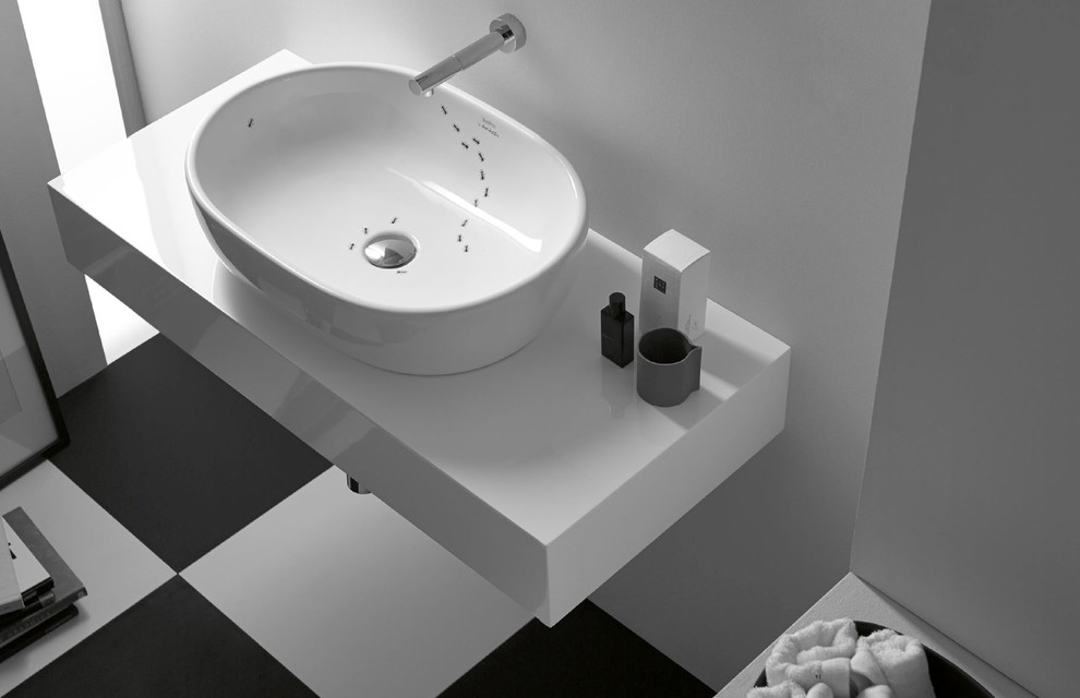 Exempel på ett modernt toalett, med ett fristående handfat och vita väggar