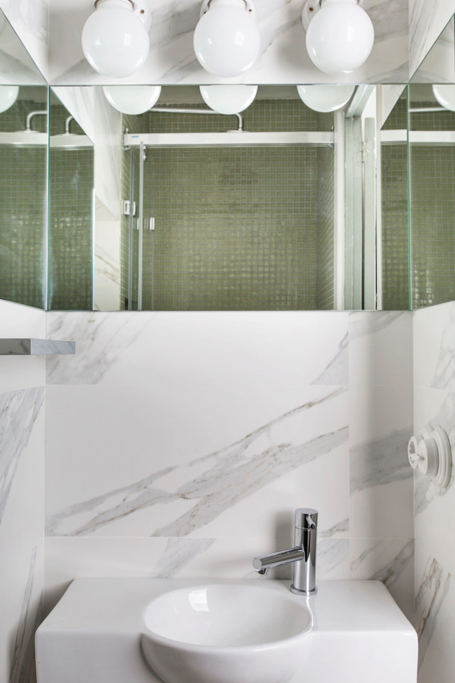 Kleine Moderne Gästetoilette mit Wandtoilette, weißen Fliesen, Marmorfliesen, weißer Wandfarbe, Porzellan-Bodenfliesen, Wandwaschbecken und weißem Boden in Barcelona