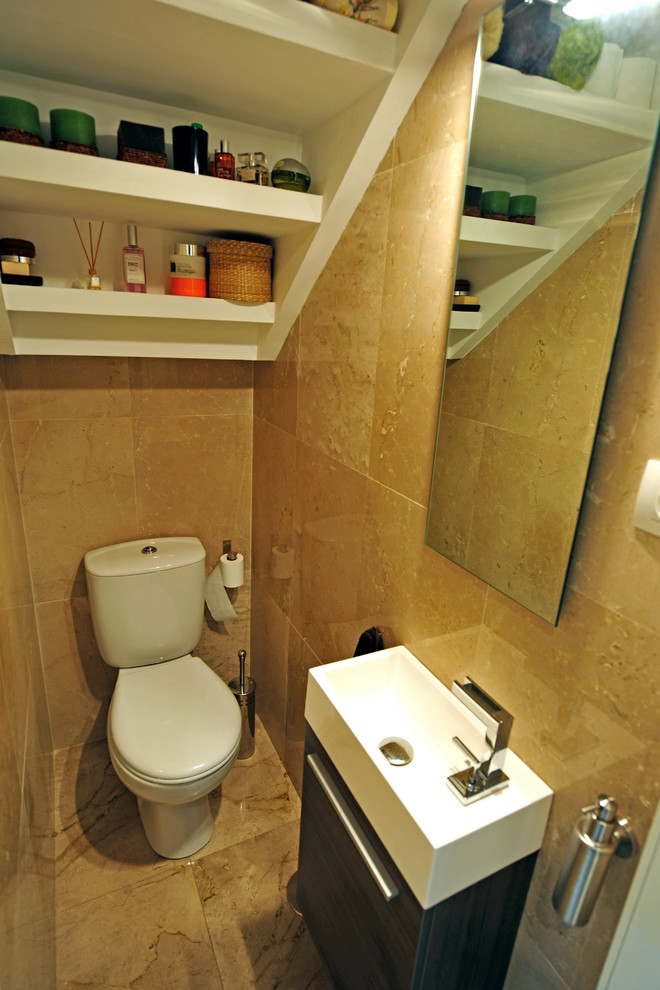 Kleine Klassische Gästetoilette mit verzierten Schränken, dunklen Holzschränken, integriertem Waschbecken und Wandtoilette mit Spülkasten in Madrid