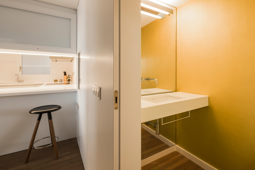 Foto di un piccolo bagno di servizio scandinavo con pareti gialle e lavabo integrato