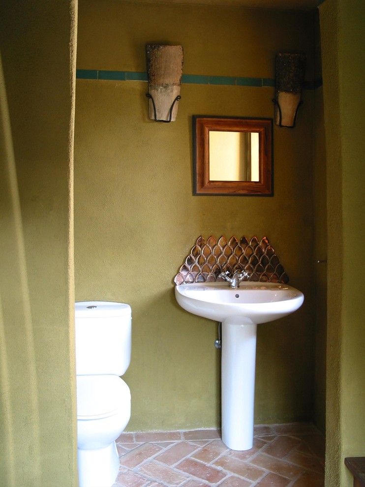 Пример оригинального дизайна: маленький туалет в стиле фьюжн с раздельным унитазом, зелеными стенами, полом из терракотовой плитки и раковиной с пьедесталом для на участке и в саду