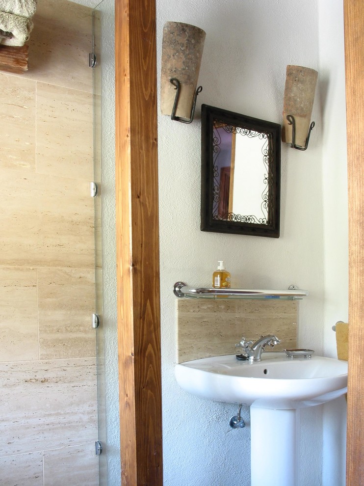 Exemple d'un petit WC et toilettes nature avec un mur blanc et un lavabo de ferme.