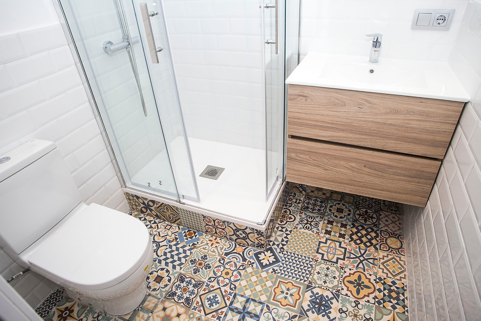 Immagine di un piccolo bagno di servizio design con ante in legno scuro, WC monopezzo, piastrelle bianche, pareti bianche e lavabo rettangolare