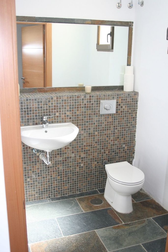 Immagine di un bagno di servizio country di medie dimensioni con WC monopezzo e lavabo sospeso