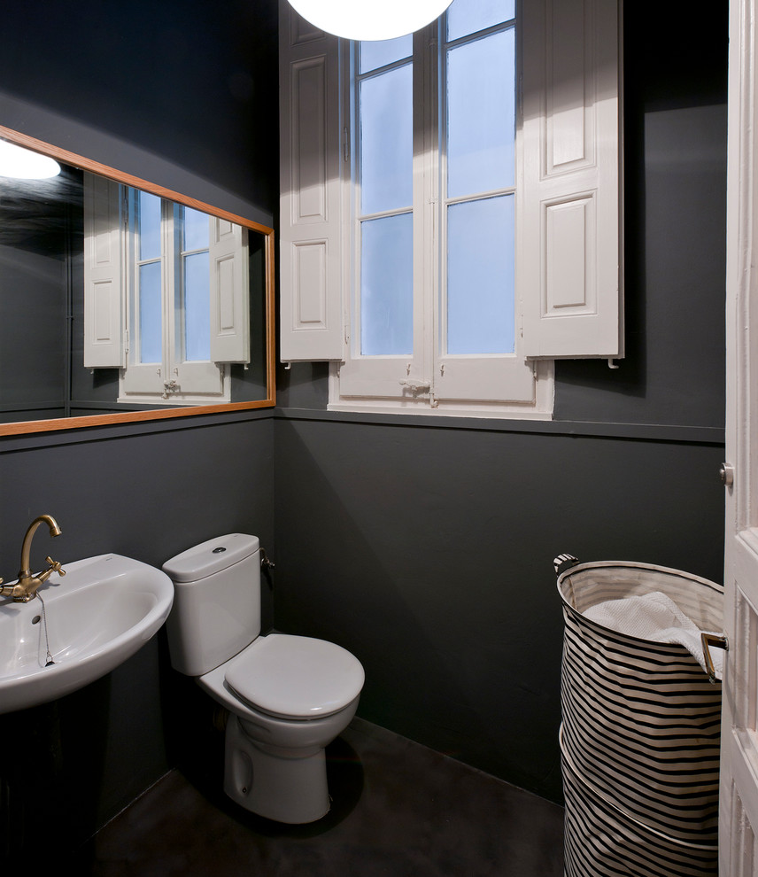 Immagine di un bagno di servizio classico di medie dimensioni con WC a due pezzi, pareti nere e lavabo sospeso
