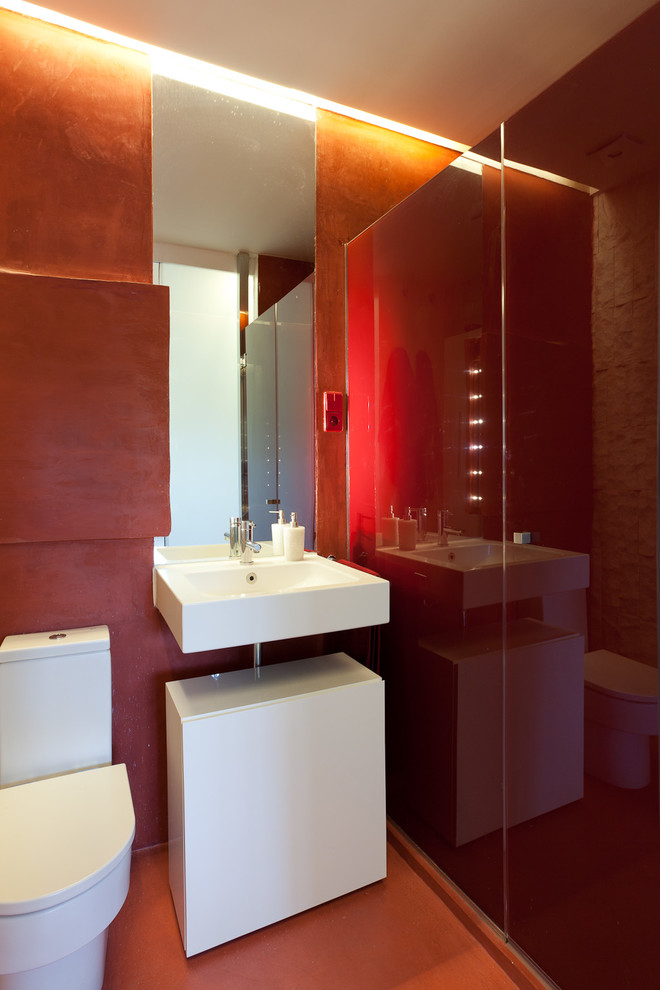 На фото: туалет среднего размера в современном стиле с плоскими фасадами, белыми фасадами, раздельным унитазом и подвесной раковиной с