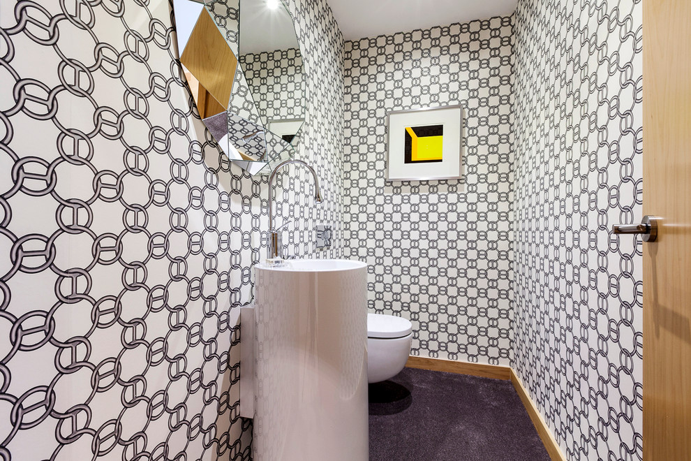 Стильный дизайн: маленький туалет в стиле фьюжн с инсталляцией, разноцветными стенами и раковиной с пьедесталом для на участке и в саду - последний тренд