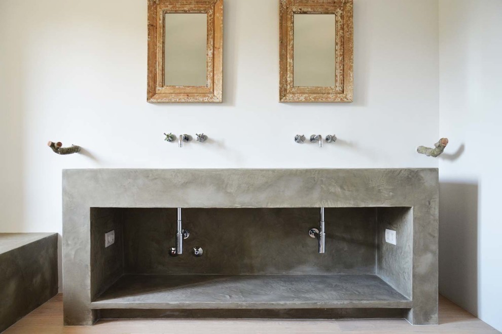 Idee per un bagno di servizio rustico di medie dimensioni con nessun'anta, ante grigie, pavimento in legno massello medio e lavabo sottopiano