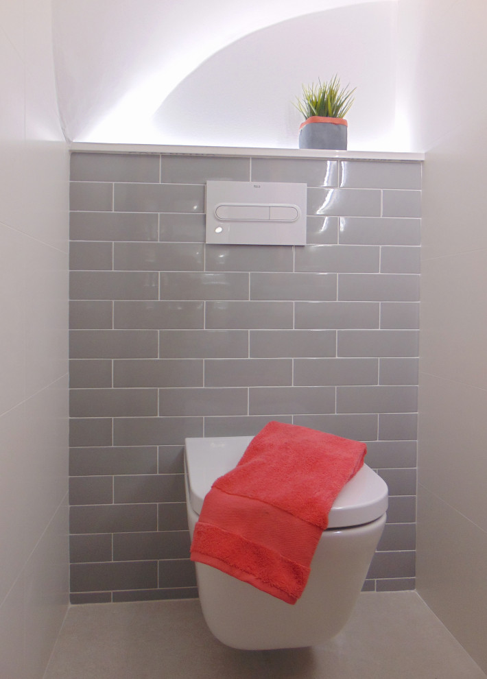 Aménagement d'un petit WC et toilettes contemporain en bois brun avec WC séparés, un carrelage blanc, des carreaux de céramique, un mur gris, un sol en carrelage de porcelaine, une vasque, un plan de toilette en quartz modifié, un sol gris et un plan de toilette blanc.