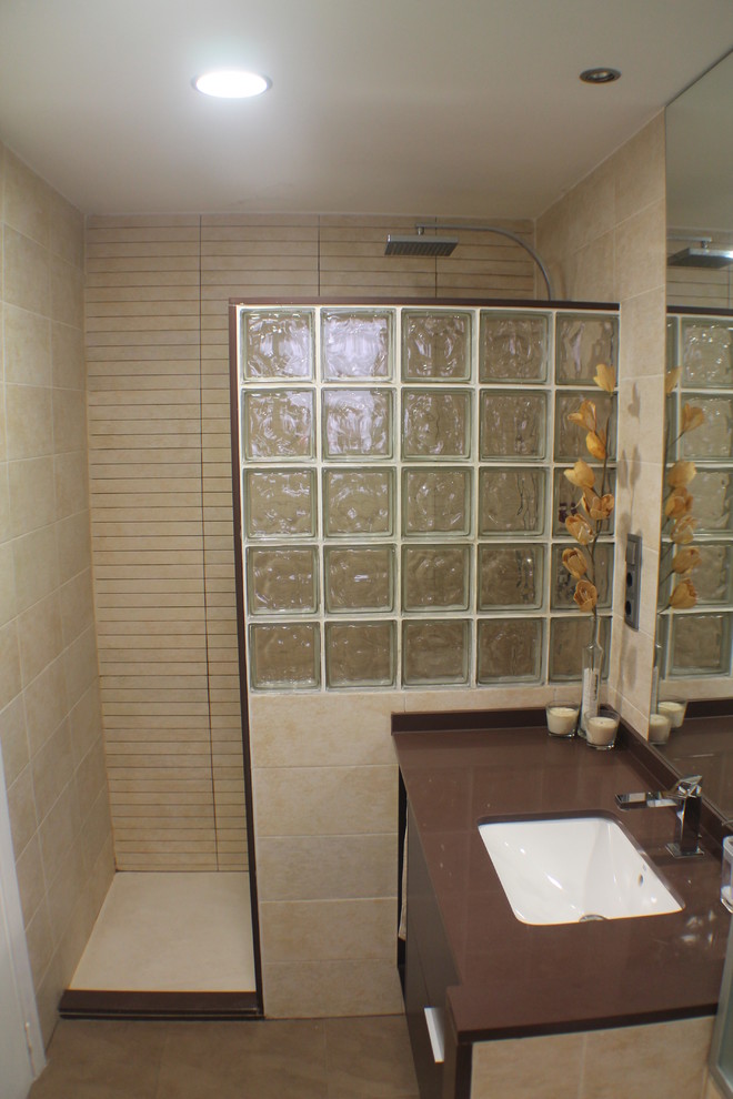 バレンシアにあるお手頃価格の小さなコンテンポラリースタイルのおしゃれなトイレ・洗面所 (ベージュの壁、アンダーカウンター洗面器) の写真