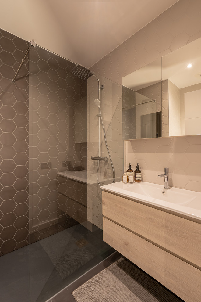 Idee per un bagno di servizio moderno con ante in legno chiaro, WC monopezzo, piastrelle bianche, pareti bianche, lavabo rettangolare e top bianco