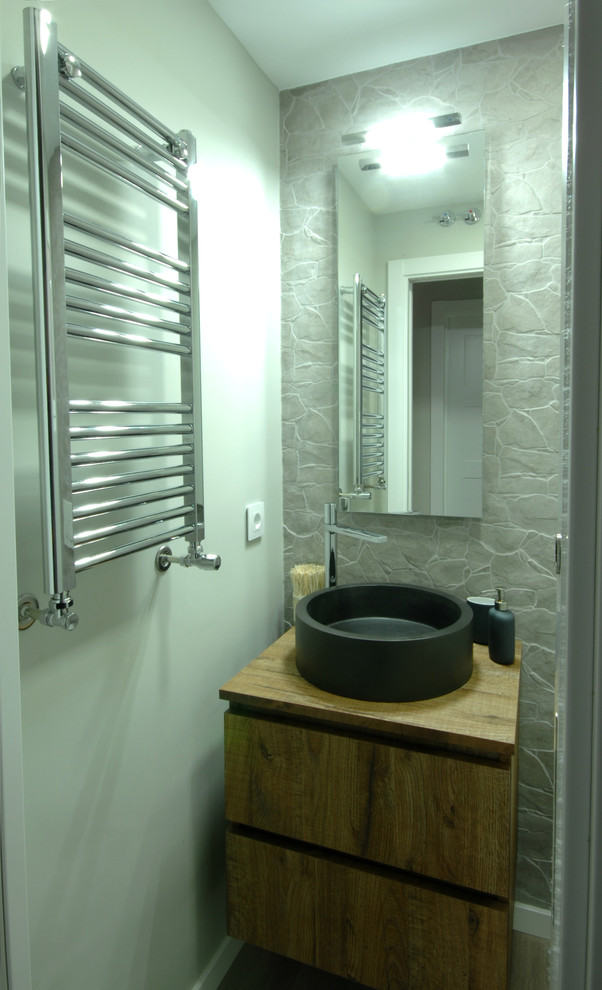 Cette image montre un petit WC et toilettes traditionnel en bois brun avec un placard en trompe-l'oeil, une vasque et un plan de toilette en bois.