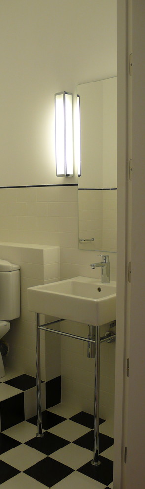 На фото: маленький туалет в стиле ретро с раздельным унитазом, полом из керамической плитки и консольной раковиной для на участке и в саду с