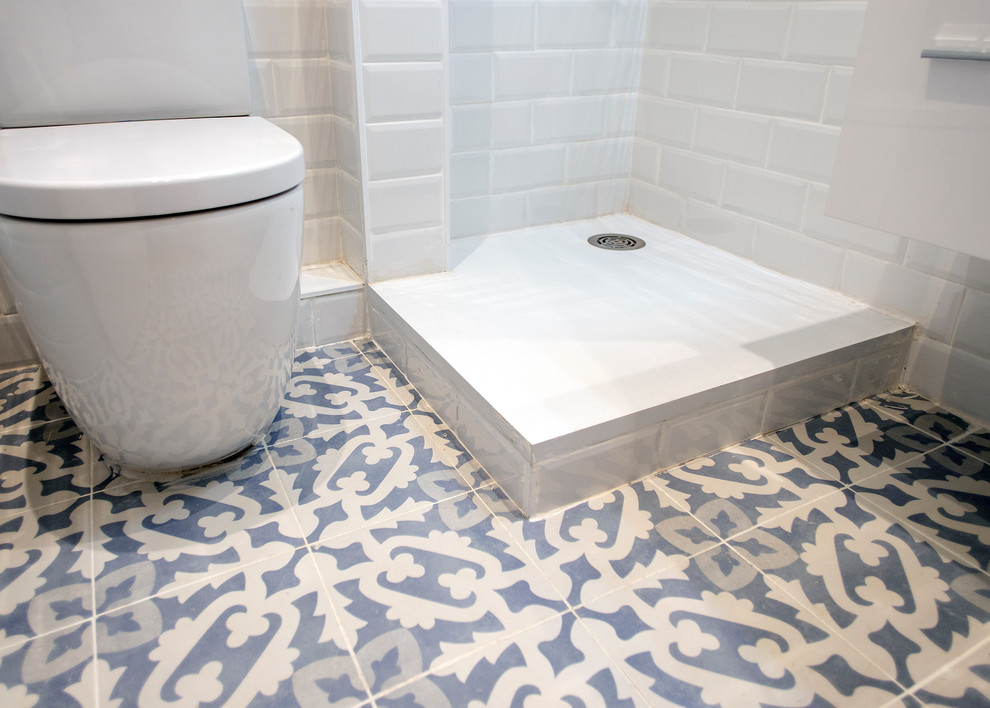 Foto di un piccolo bagno di servizio minimal con ante bianche, WC monopezzo, piastrelle bianche, piastrelle diamantate, pavimento con piastrelle in ceramica e top bianco