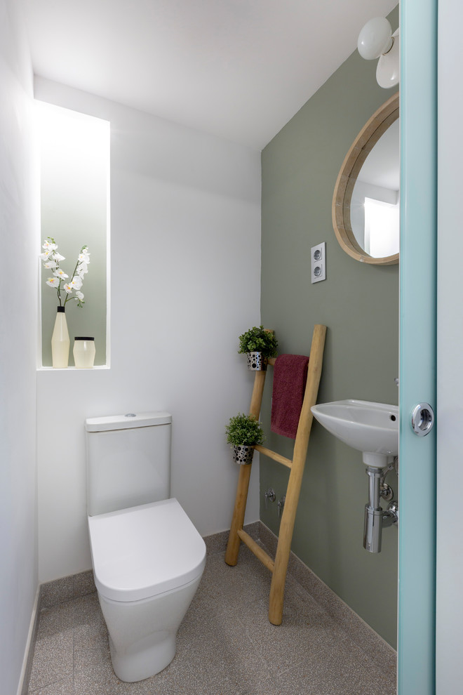 Moderne Gästetoilette mit weißer Wandfarbe, Terrazzo-Boden und grauem Boden in Madrid