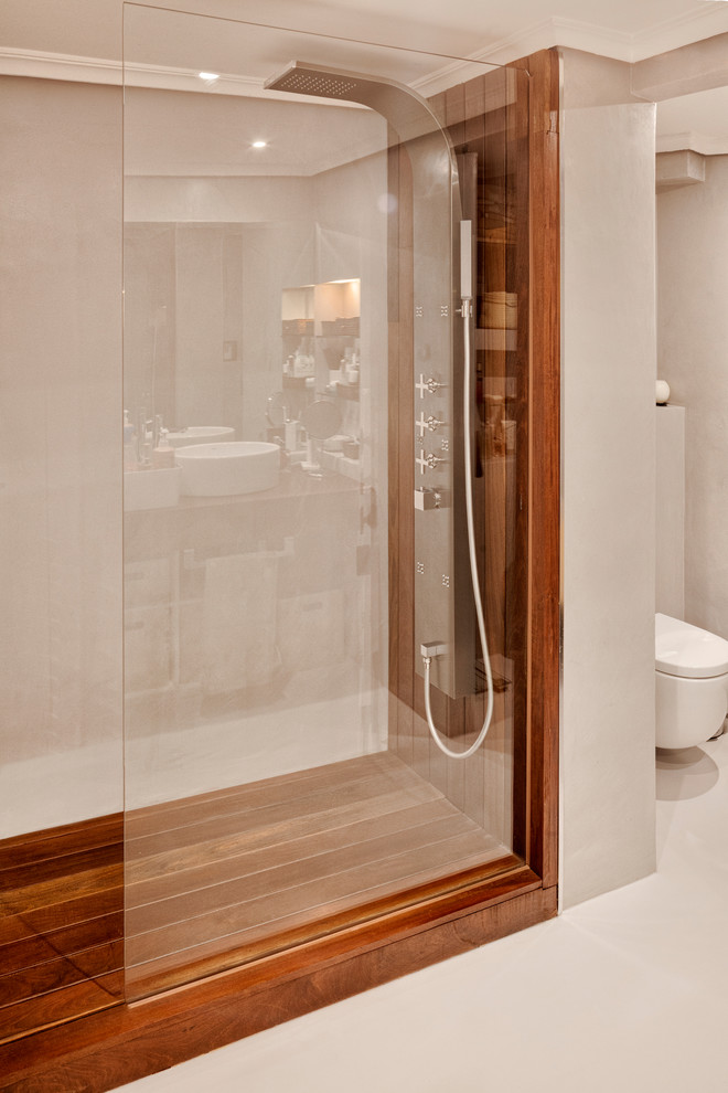 他の地域にある中くらいなコンテンポラリースタイルのおしゃれな浴室 (小便器、白いタイル、セラミックタイル、白い壁、セラミックタイルの床、ベッセル式洗面器、白い床) の写真