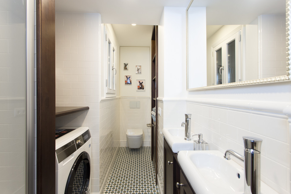 Idées déco pour un WC suspendu classique de taille moyenne avec des portes de placard noires, un lavabo intégré, un carrelage blanc et un carrelage multicolore.