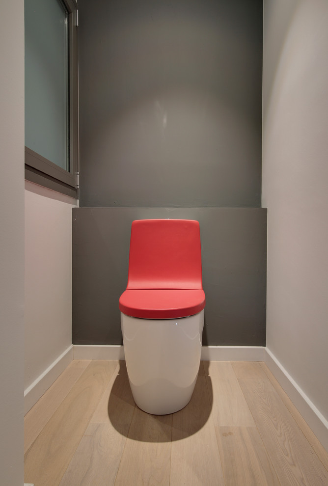 Idee per un grande bagno di servizio minimalista con WC a due pezzi, pareti multicolore e parquet chiaro