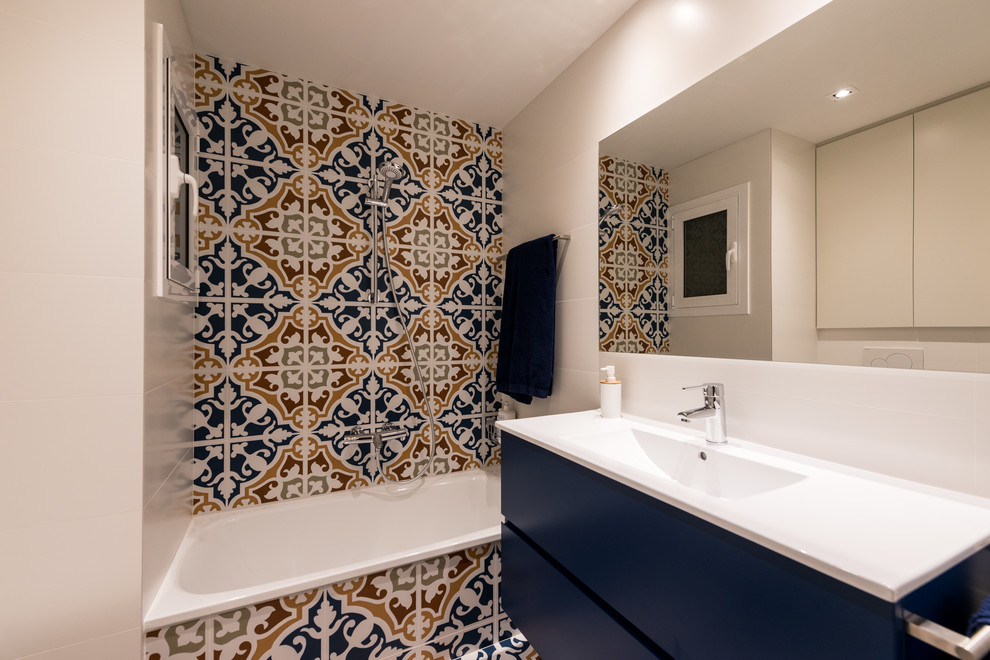 Idéer för ett mellanstort modernt badrum, med släta luckor, blå skåp och ett integrerad handfat