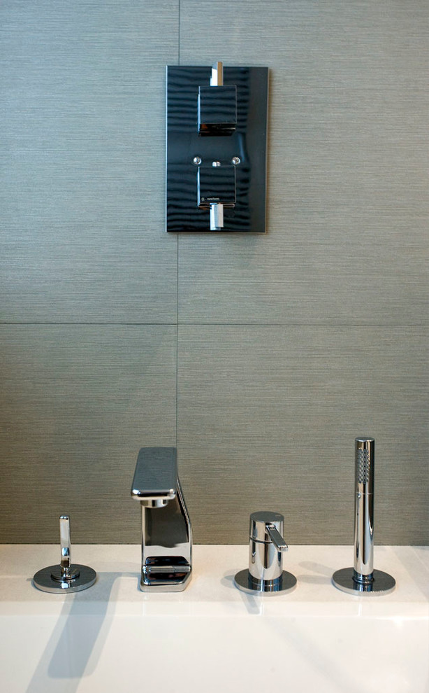На фото: большой туалет в стиле модернизм с инсталляцией и подвесной раковиной