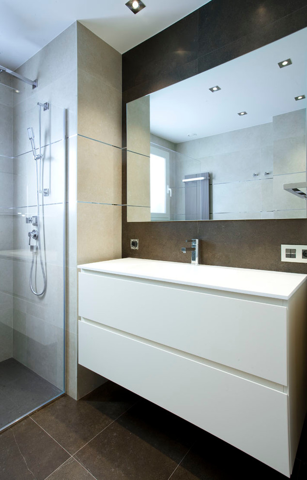 На фото: большая ванная комната в стиле модернизм с инсталляцией и подвесной раковиной