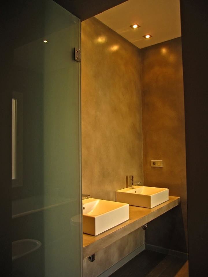 Cette photo montre un WC et toilettes chic de taille moyenne avec un mur gris et une vasque.