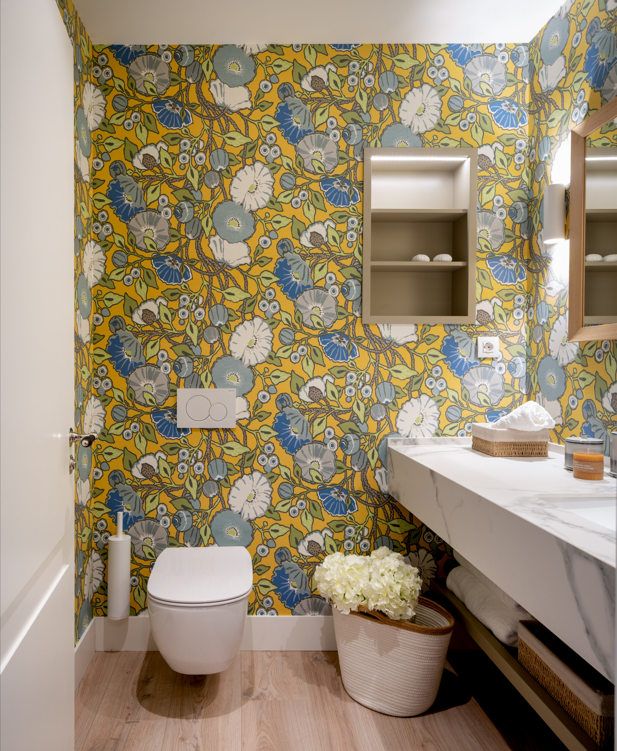広いおしゃれなトイレ 洗面所 黄色い壁 の画像 21年9月 Houzz ハウズ