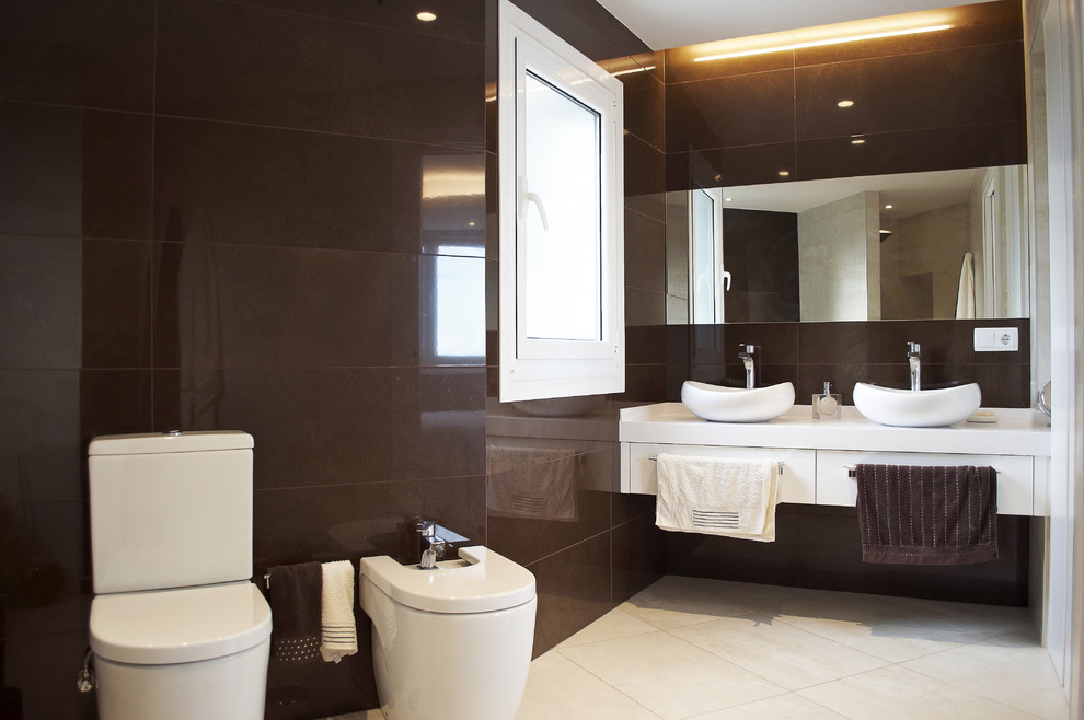 Inspiration för ett mellanstort funkis toalett, med en bidé, bruna väggar, klinkergolv i keramik och ett fristående handfat
