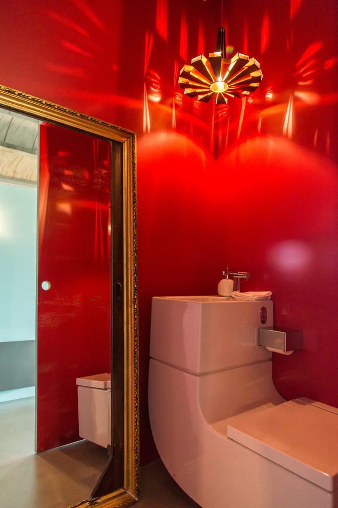 Свежая идея для дизайна: маленький туалет в стиле фьюжн с красными стенами для на участке и в саду - отличное фото интерьера