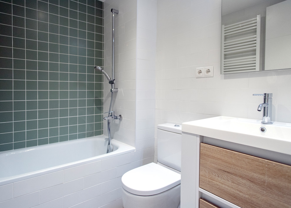 Exemple d'une salle de bain tendance en bois brun de taille moyenne avec WC à poser, un carrelage blanc et un plan de toilette blanc.