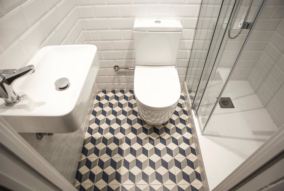 Foto di un piccolo bagno di servizio contemporaneo con WC monopezzo, piastrelle bianche, pareti bianche, lavabo a consolle e pavimento multicolore