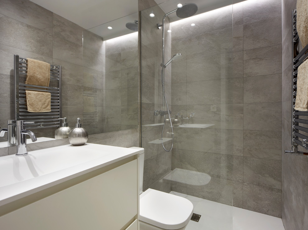 Immagine di un piccolo bagno di servizio minimalista con nessun'anta, ante bianche, piastrelle grigie, pareti grigie, pavimento in ardesia, top in quarzite e pavimento grigio