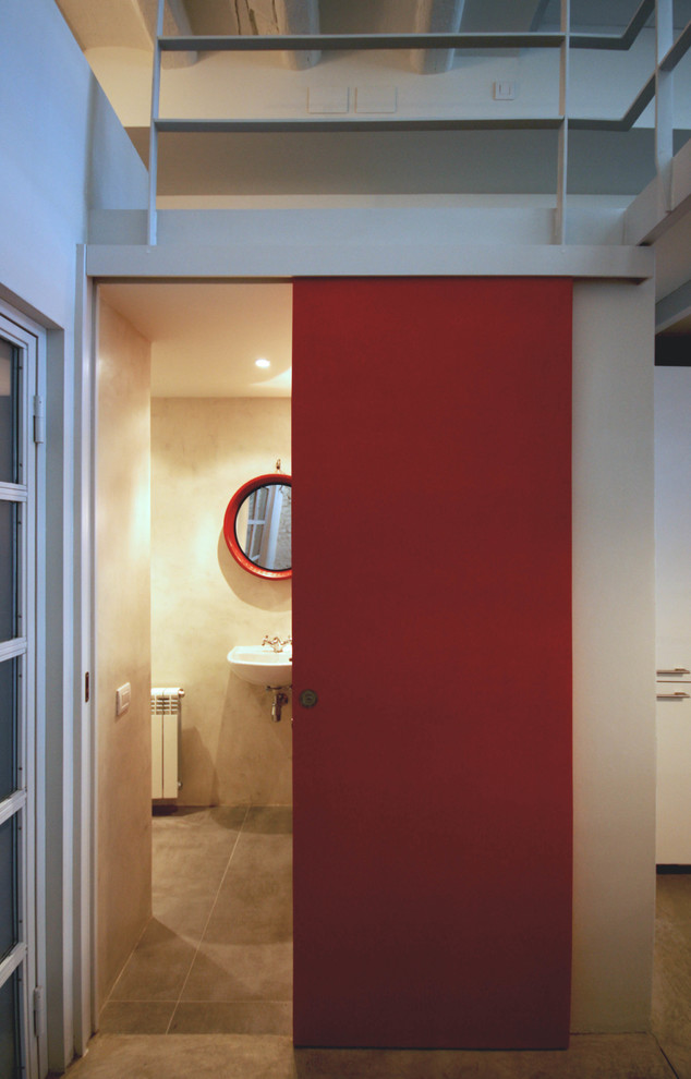 Idee per un bagno di servizio minimal di medie dimensioni con pareti bianche e lavabo sospeso