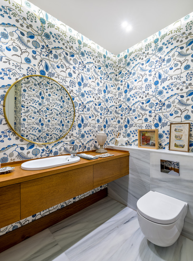 Esempio di un bagno di servizio stile marino di medie dimensioni con ante lisce, ante in legno scuro, pareti multicolore, pavimento in gres porcellanato e pavimento bianco
